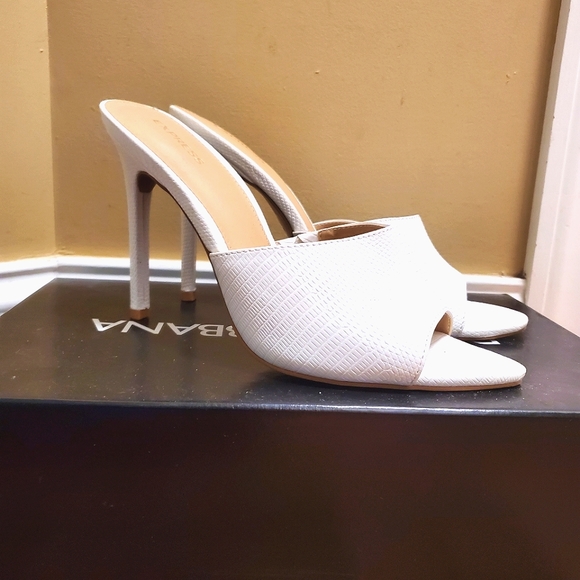 NWT White Stilettos - Picture 4 of 6